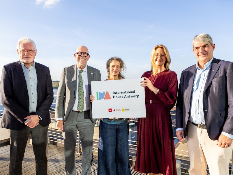 Johan Ramharter van Umicore, gedeputeerde Luk Lemmens, professor dr. Ans De Vos (AMS), IHA-coördinator Helma Vonk en schepen Johan Klaps lanceren samen het International House Antwerp.