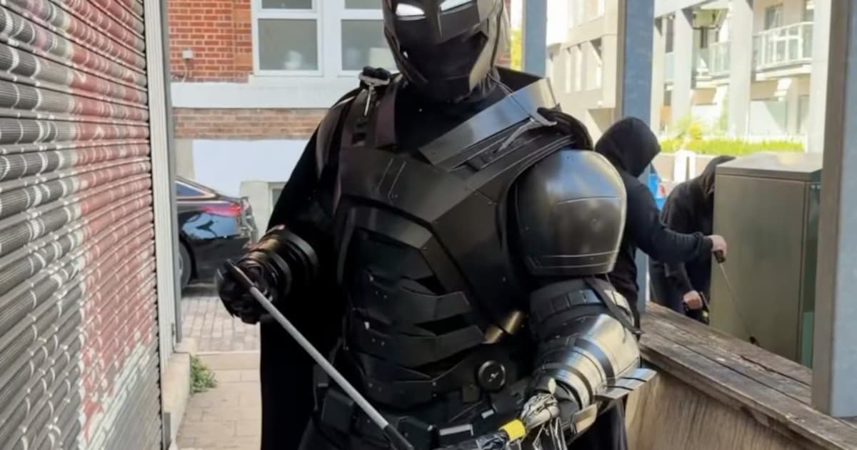 “Mensen hebben het lastig, ik wil helpen”: mysterieuze Batman laat ...