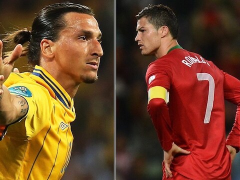 Ibrahimovic staat oog in oog met Ronaldo.