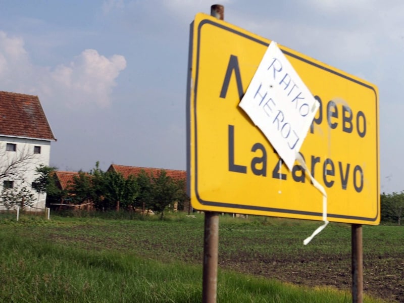 Op een toegangsweg naar Lazarevo staat 'Ratko held'.