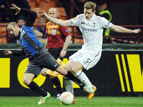 Vertonghen in een stevig duel met de Argentijnse spits Palacio.