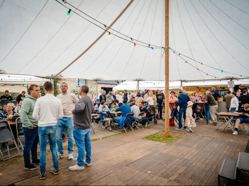 Shelter staat twee weken in Donk (en daardoor moet het verkeer in deze straat omrijden)