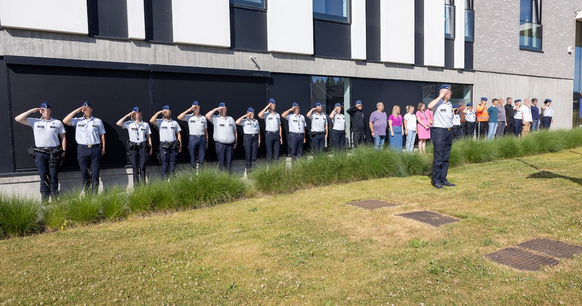 Politie houdt minuut stilte ter nagedachtenis van overleden collega ...