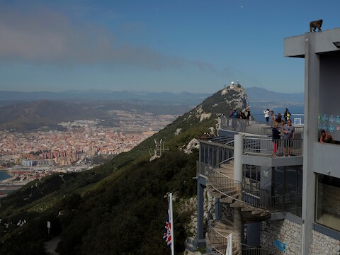 Toeristen op een terras op de Rots van Gibraltar.