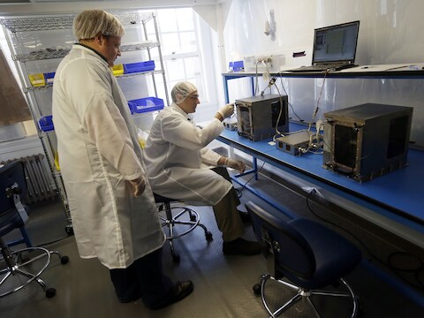 Projectmanager Matthew Napoli en onderoeksdirecteur Michael Snyder testen een 3D-printer voor gebruik in de ruimte.