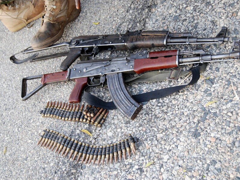 Door het Nigeriaanse leger in beslag genomen wapens van Boko Haram.