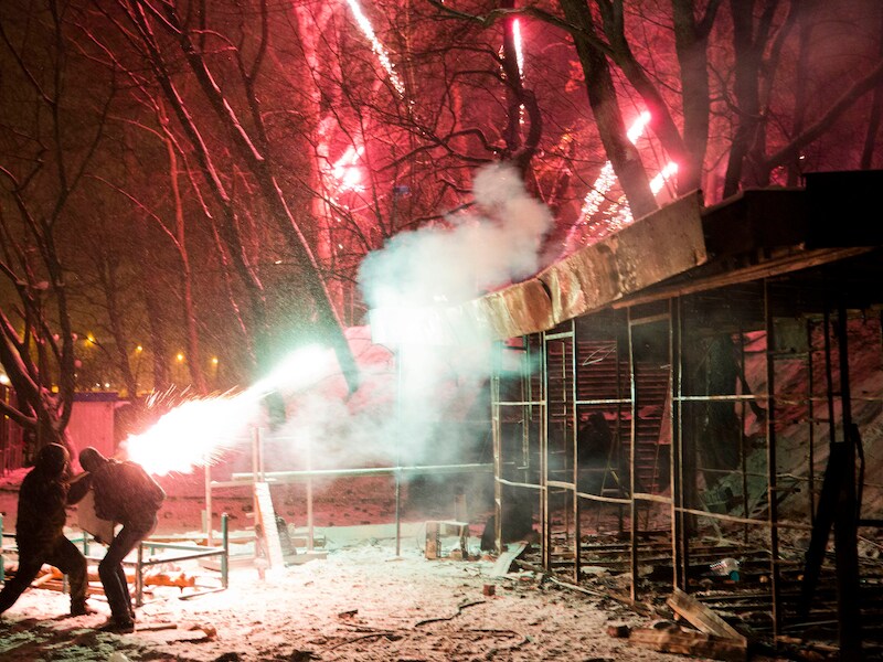 Demonstranten schoten gisterennacht vuurwerk af naar de politie in het centrum van Kiev.