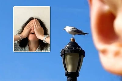 Met oorlellen en duimen in beeld: Franse vrouw bek