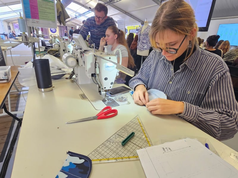 Tweedejaarsstudenten Modetechnologie van HOGENT naaien aan stukken uit hun vak Workwear.