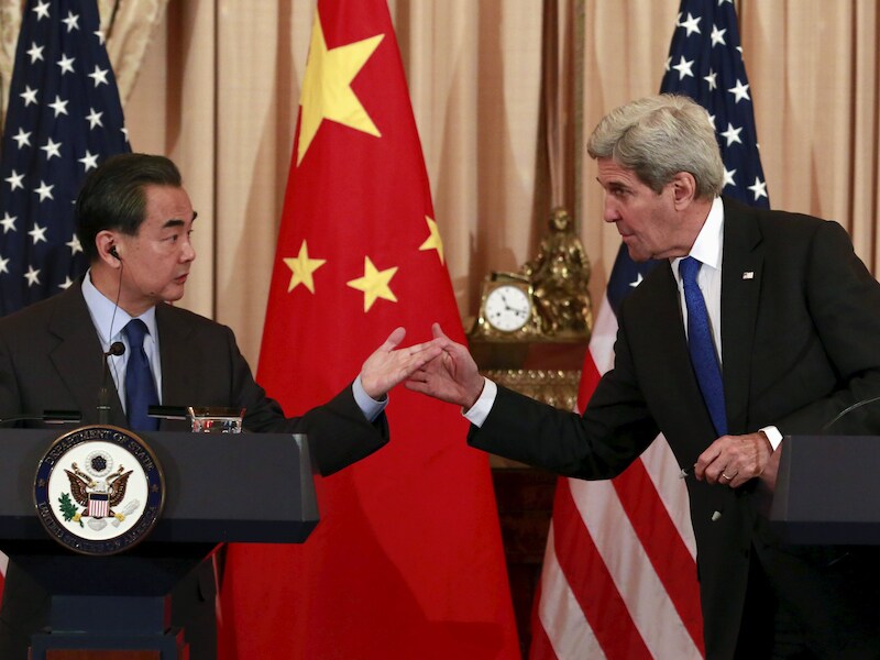 De Amerikaanse minister van Buitenlandse Zaken John Kerry (rechts) en de Chinese minister van Buitenlandse Zaken Wang Yi (links) gaven een gezamenlijke persconferentie na hun meeting.