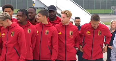 Nu stappen ook spelers onder luid applaus van vliegtuigperso