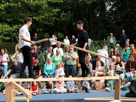 Kolektiv Lapso Cirk bracht op parking Coloma een  circusspel rond balans, risico en samenwerking.