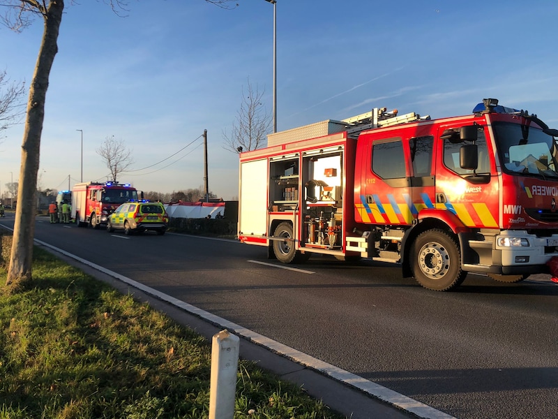 Bestuurder raakt van de weg en rijdt bromfietsster (16) aan in Hooglede.
