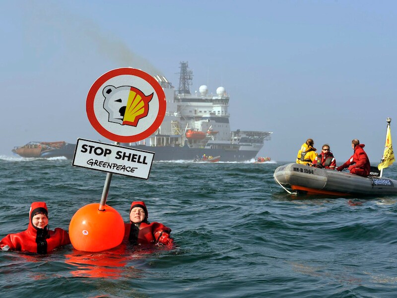 Greenpeace-activisten voeren actie tegen de werkzaamheden van Shell in Alaska.