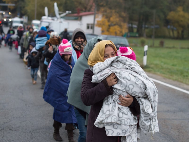 Migranten nadat ze de grens met Oostenrijk hebben overgestoken.