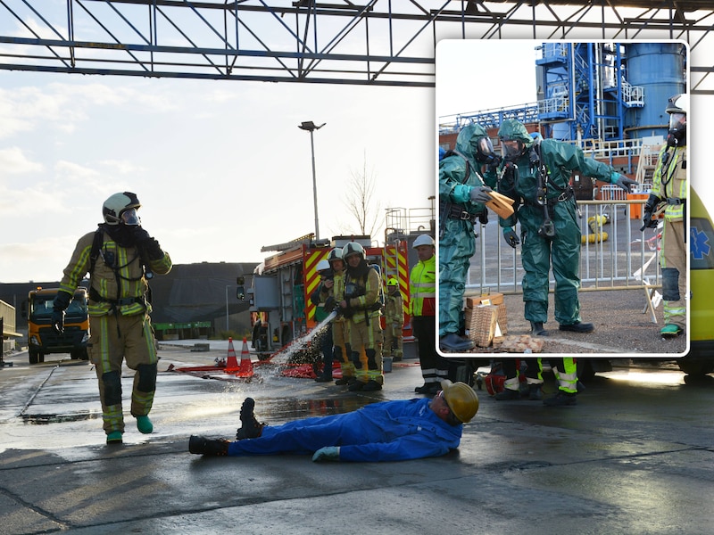 Op de site van UMICORE vond een grootschalige noodplanoefening plaats., Inzet: Brandweerpersoneel oefende ook in de chemische pakken.