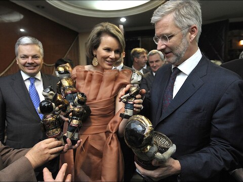 Prins Filip en prinses Mathilde kregen gisteren in Vietnam enkele waterpoppen voor hun kroost.