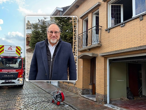 De woning in Veurne is onbewoonbaar. Inzet: Burgemeester Peter Roose (Veurne Plus).