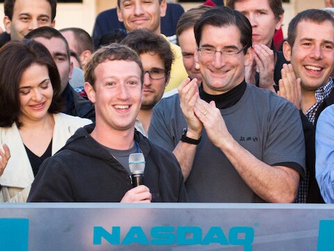 Facebook-oprichter Mark Zuckerberg en Nasdaq-bestuursvoorzitter Robert Greifeld (R) tijdens de beursgang van Facebook.