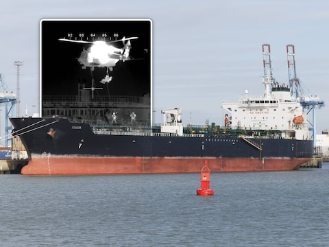 De bemanningsleden van de Ethera zitten vast aan boord van het schip.