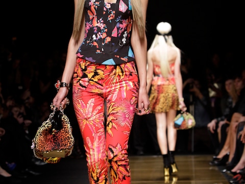 Een model van H&M op de catwalk van de 'Versace for H&M'-collectie