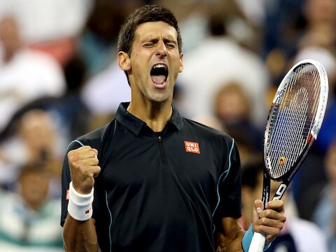 Novak Djokovic viert zijn overwinning in de kwartfinale van de US open.