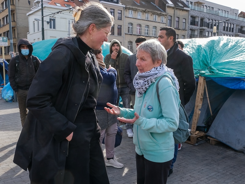 Riet Dhont (rechts) is een Brusselse activiste en PVDA-politica die zich al jarenlang inzet voor betaalbaar wonen, vluchtelingen en sociale rechten.