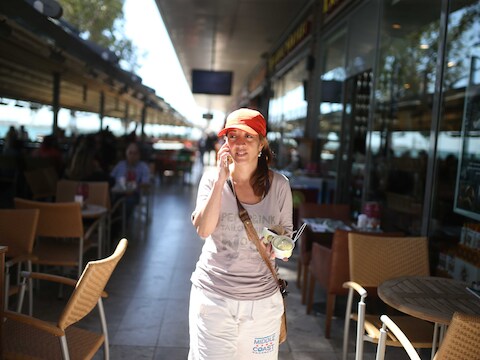 De Nederlandse columniste Ebru Umar voert een telefoongesprek op een terras, de dag na haar vrijlating. De Nederlandse van Turkse afkomst werd in haar buitenhuis door de politie van haar bed gelicht. Vervolgens werd ze aangeklaagd voor het beledigen van president Erdogan. Ze mag Turkije voorlopig niet verlaten.