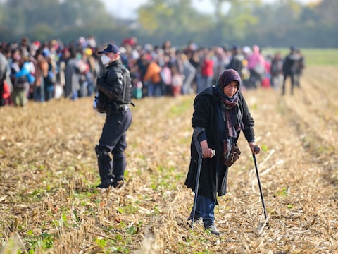Migranten en vluchtelingen worden door agenten naar een opvangcentrum begeleid nadat ze de Kroatisch-Sloveense grens zijn overgestoken.
