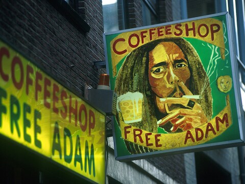 Sinds 1 mei mogen alleen Nederlanders, die zich eerst lid maken, wiet kopen in coffeeshops.