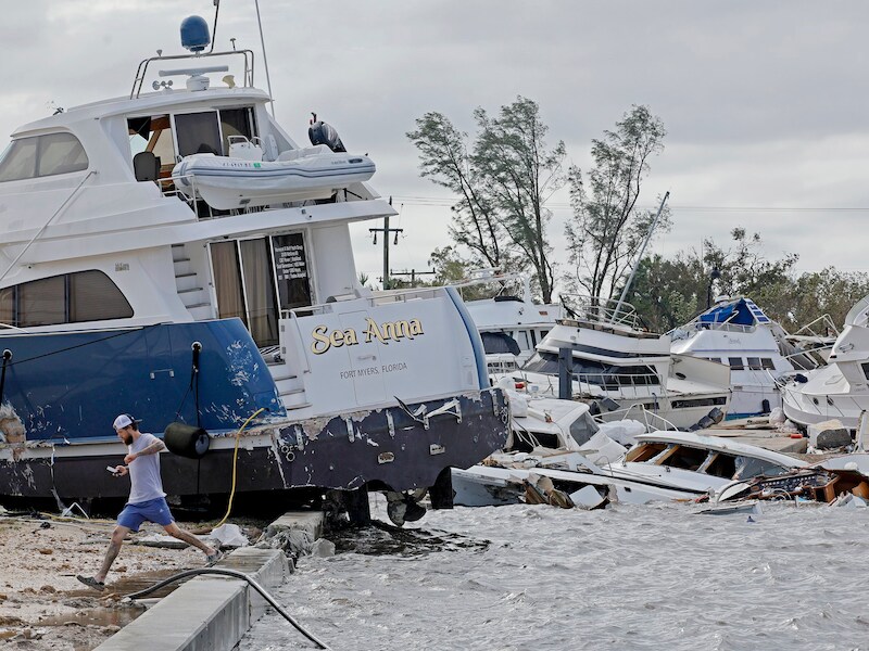 Schade aan gestrande boten in Fort Meyers, Florida.