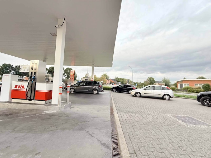 Aangekondigde prijsstijging benzine zorgt voor files én frustratie aan de pomp in Buggenhout