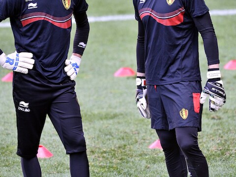 Bossut (links) vervangt dus de licht gekwetste Mignolet.