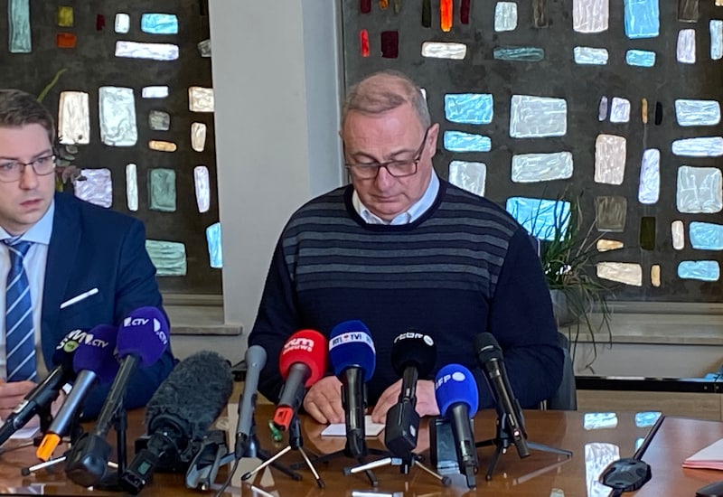 Burgemeester van La Louvière, Jacques Gobert, kreeg het erg moeilijk op de persconferentie.