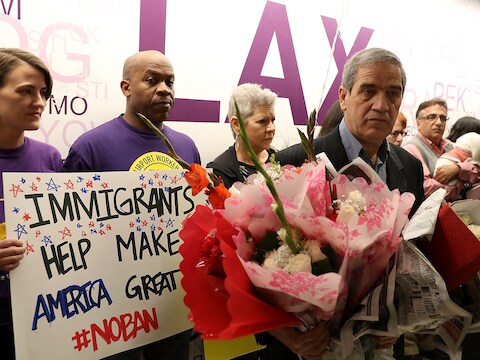 Hossein Vayghan heeft bloemen bij voor zijn broer, de Iraanse Ali Vayghan, die door Trumps inreisverbod werd vastgehouden op de luchthaven en daarna werd teruggestuurd naar Iran.