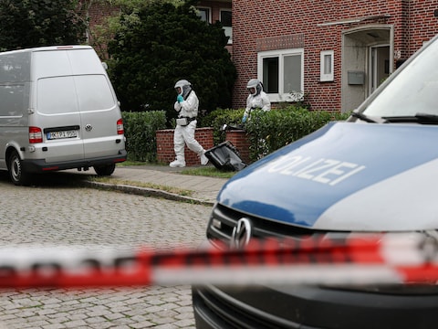Forensische politieagenten werken op de plaats delict waar zes mensen om het leven kwamen bij een schietpartij de dag ervoor in Stade, een stad in Noord-Duitsland, zo’n 50 kilometer ten westen van Hamburg, op 30 juni 2026.