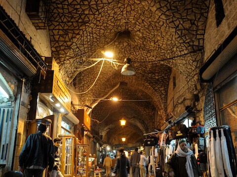 De eeuwenoude souk (markt) van Aleppo, die deels is verwoest door de burgeroorlog.
