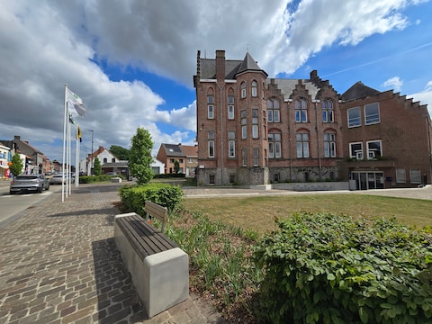Het gemeentehuis op het dorp van Sint-Laureins.