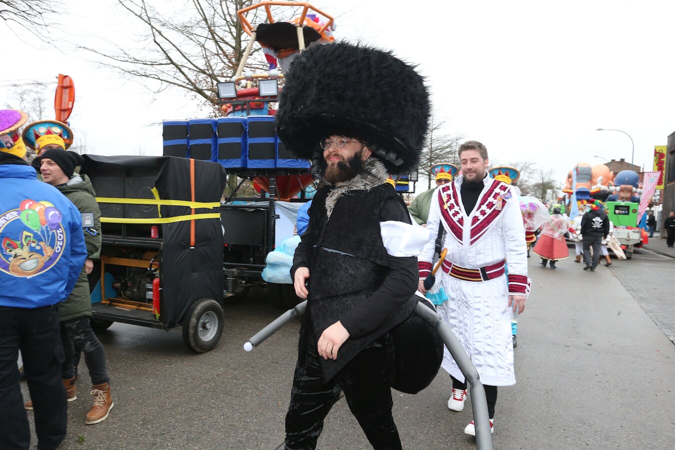 de-eerste-joden-gespot-op-aalst-carnaval-foto-hln-be