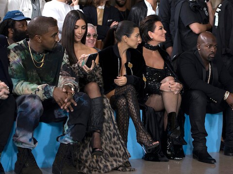 Kanye West, Kim Kardashian, Kourtney Kardashian, Kris Jenner en Corey Gamble bij Off-White.