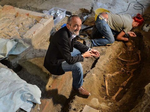 De Italiaanse archeoloog Silvano Vincenti bij het vermoedelijke skelet van Lisa Gherardini.