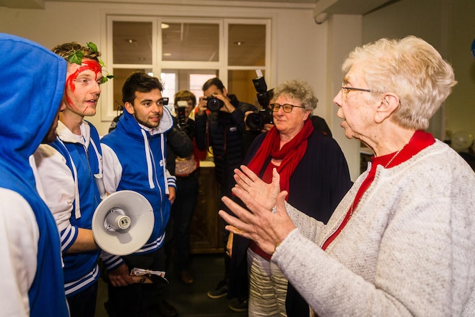 “Gsm verbieden op school? Ik vind dat onzin”: Hilde Allaert (64 ...