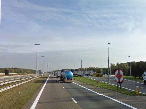 De parking langs de E19 in Brecht waar de drugskoerier het leven liet.