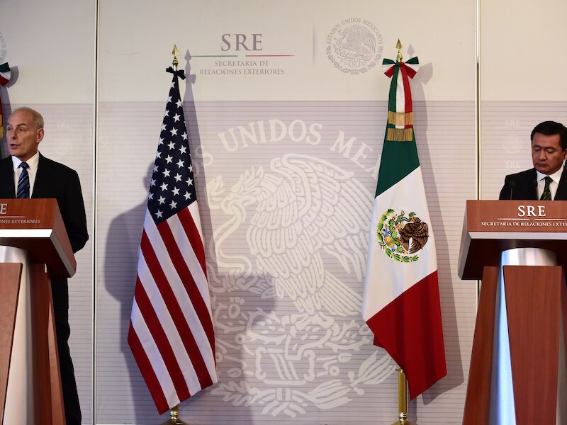 De Amerikaanse minister van Binnenlandse Veiligheid John Kelly (links) en zijn Mexicaanse collega Miguel Ángel Osorio Chong in Mexico-Stad.