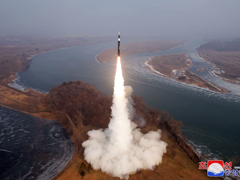 De foto toont de lancering van een hypersonische raket op een niet bekendgemaakte locatie in Noord-Korea.