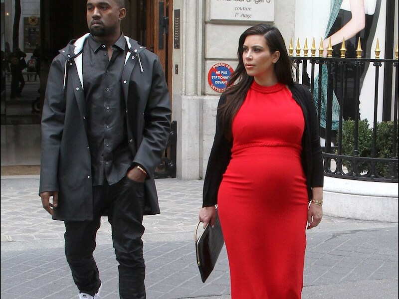 Kanye West in een Stutterheim aan de zijde van de toen nog zwangere Kim Kardashian in Parijs.