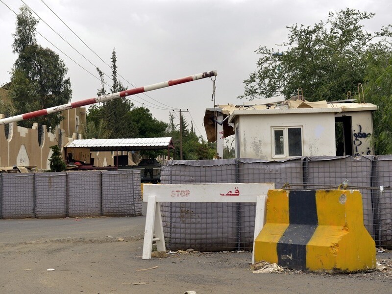 De gebarricadeerde toegang tot de Amerikaanse ambassade in Sana'a, Jemen, zaterdag.
