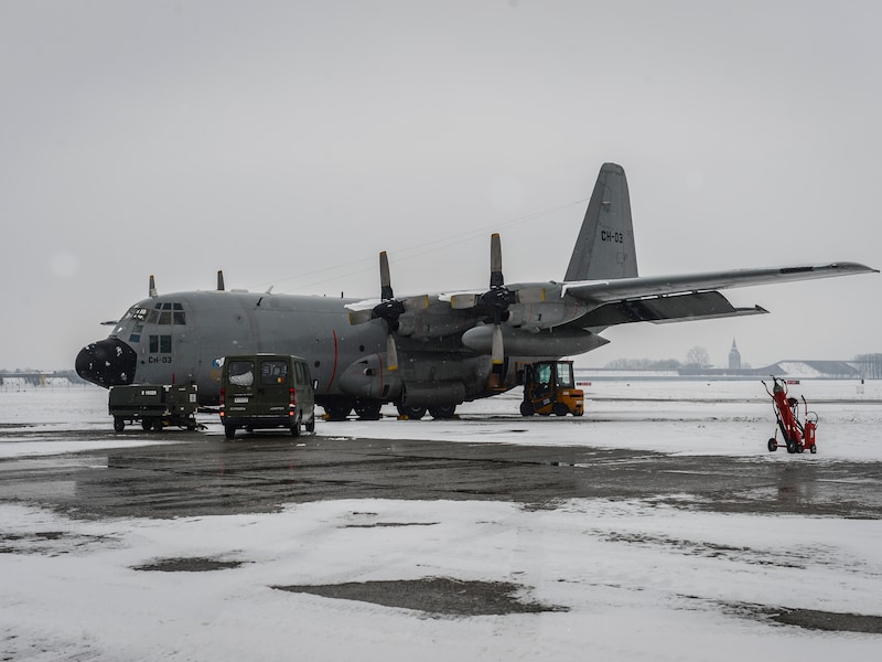 De Belgische C-130 worden in Melsbroek klaargemaakt voor hun missie in Mali.