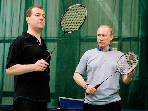 De Russische president Medvedev (l) en premier Poetin tijdens een spelletje badminton.