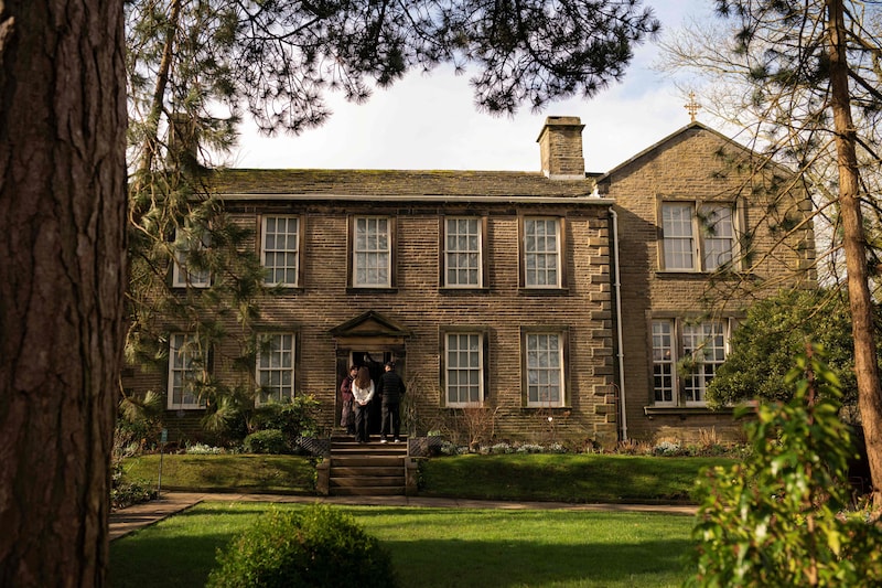 ブロンテ家の旧居であるブロンテ牧師館博物館の外観。